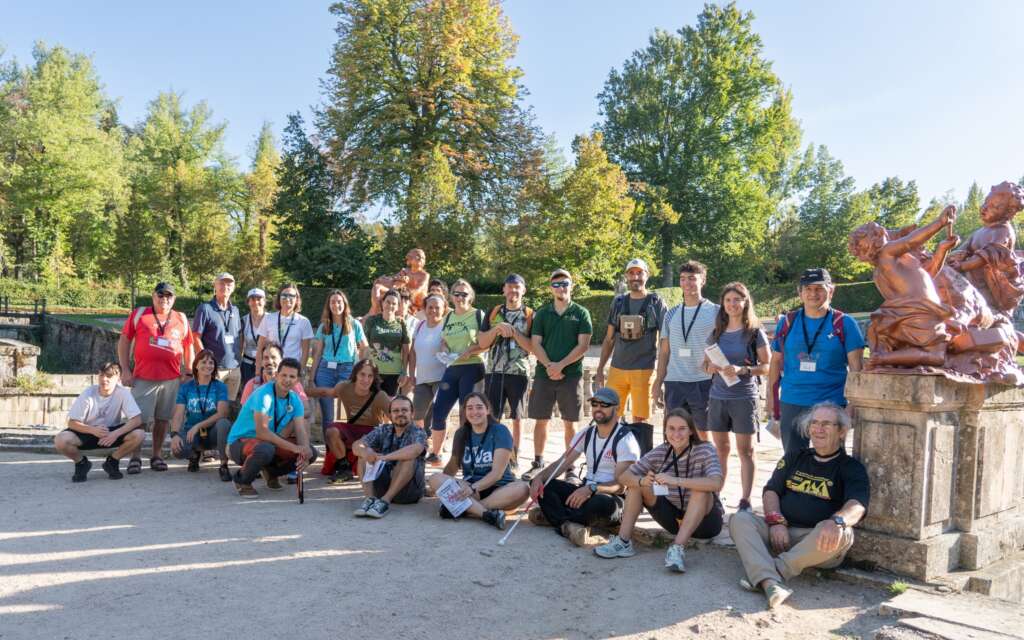 Grupo de asistentes en los Jardines de la Granja preparados para iniciar la actividad programada
