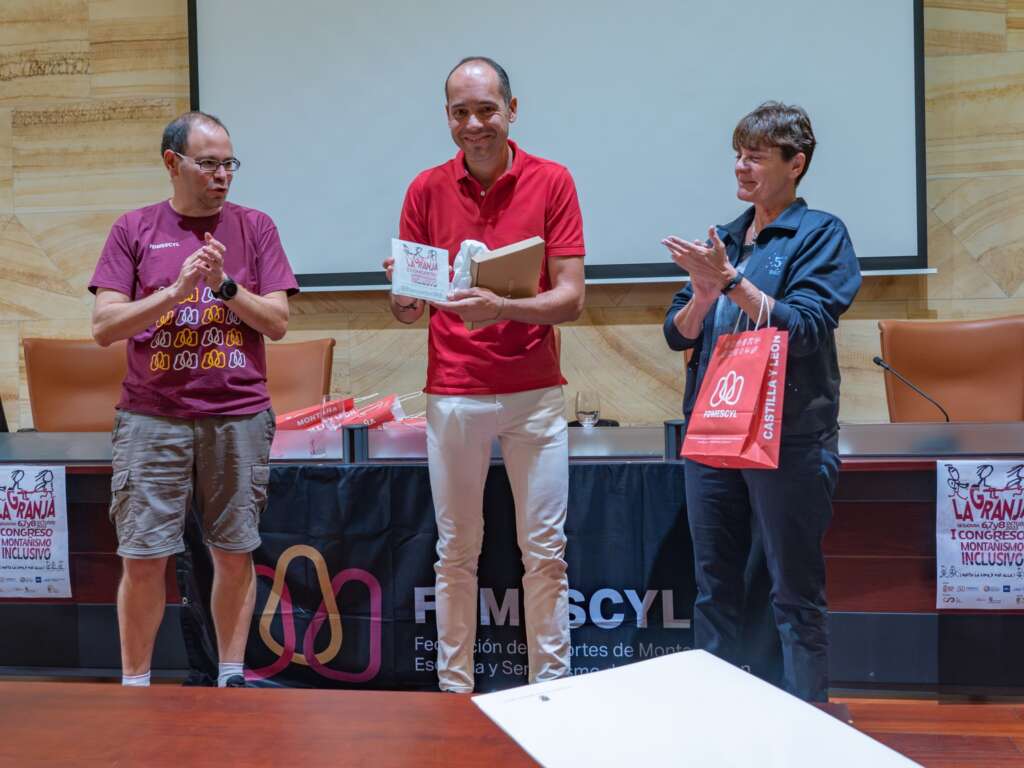 Clausura del I Congreso de Montañismo Inclusivo con la entrega de placa a Samuel Alonso (Alcalde del Ayuntamiento de Real Sitio de San Ildefonso), junto a él se encuentran Javier González y Reyes De Miguel.