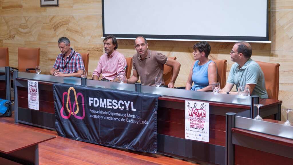 2. Apertura del Congreso, aparecen en la mesa de izquierda a derecha: Luis Federico Martínez (Federación de Deporte Adaptado de Castilla y León), Juan Carlos Manrique (Decano de la Facultad de Educación de Segovia), Samuel Alonso (Alcalde del Ayuntamiento de Real Sitio de San Ildefonso), Reyes de Miguel (Vicepresidenta de Igualdad-FEDME) y Javier González (Presidente Federación de Montaña de Castilla y León)
