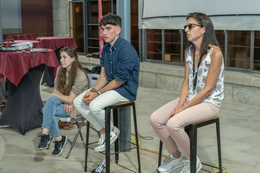 3. Comunicaciones experienciales, aparecen sentados de izquierda a derecha: Andrea Sánchez (Escaladora con discapacidad física), Guillermo Pelegrín (Escalador con discapacidad visual) y Sara Bernabé (Marchadora Nórdica con discapacidad visual)