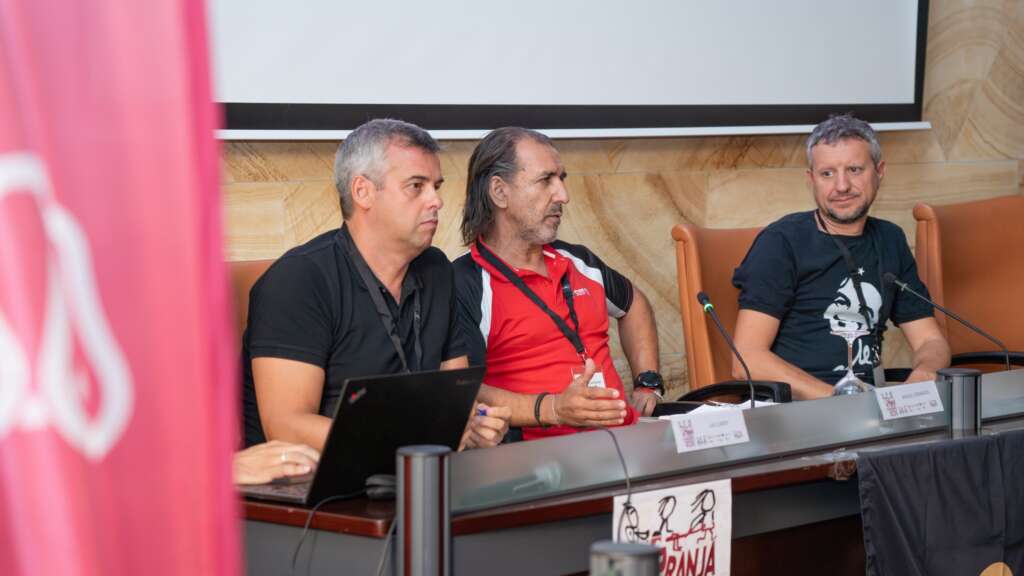8. Mesa redonda de Procesos de integración en las federaciones deportivas. Aparecen de izquierda a derecha: Luis Leardy (Director de Comunicación y Relaciones Externas del Comité Paralímpico Español), Manuel Granados (Vocal del Área Inclusiva de la Federación Extremeña de Montaña y Escalada) y David Fernández (Secretario General de la Federación de Deporte Adaptado de Castilla y León)