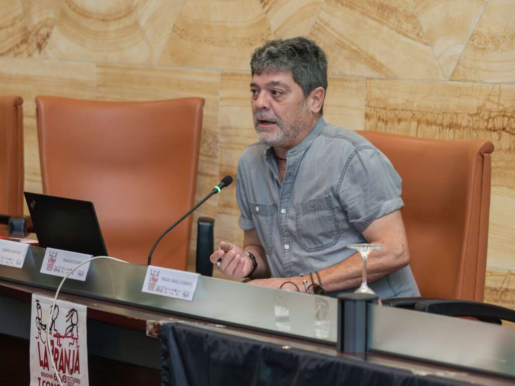 9. Primer plano de Francisco Javier Bueno en su ponencia