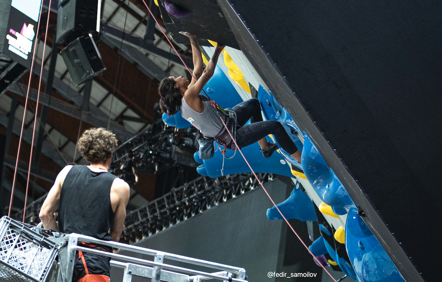 “Vivir a contrarreloj y en modo túnel, sin pausas o inquietudes, para mí significa miedo a lo desconocido. Aprendí a romper esa barrera y fue maravilloso descubrir quién era y qué quería. Me gustaría que las nuevas generaciones aprendan de aquellos referentes que no dudaron en cuestionarse cosas y perseguir sus sueños”.