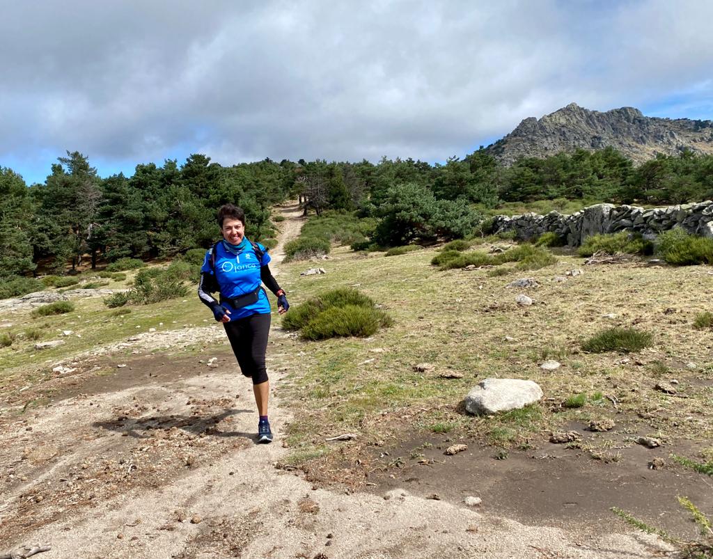 Mi nombre es Silvia Borrega Tejedor. Llevo saliendo al monte desde que era pequeña, porque mis padres tuvieron el acierto de apuntarnos a mis hermanos y a mí a un grupo Scout. En los campamentos aprendí a respetar la naturaleza, a disfrutar de la montaña y a convivir y respetar a l@s compañer@s.