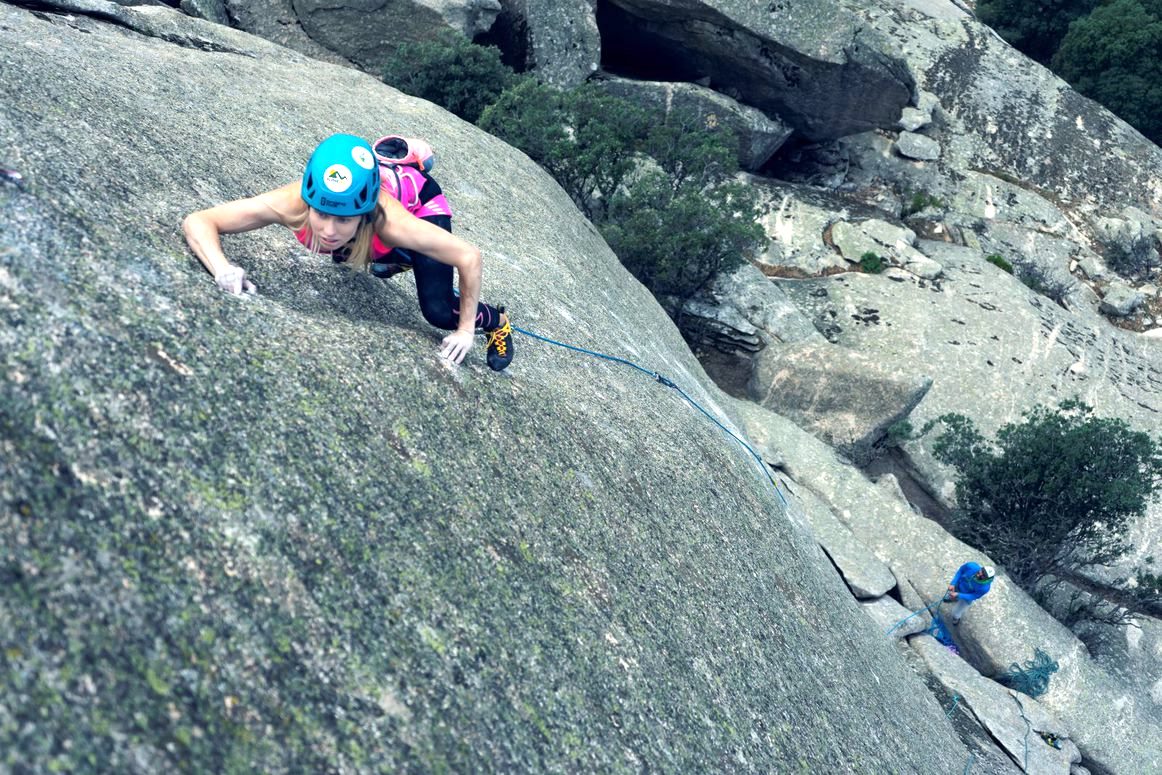 Se trata de un paisaje de roca granítica y está tomada desde arriba de manera que Iris aparece en la parte superior escalando de primera la vía Vickie el Vikingo 8b en La Pedriza. Abajo se ve la figura de un compañero que la asegura desde la base de la vía.