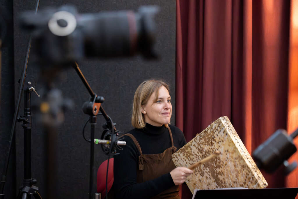 Distintas fotos tomadas la grabación de la banda sonora para el documental de Pioneras en la Montaña, en el estudio Elefante en Valencia con la colaboración del coro valenciano "Dona Veu", dirigido por Elia Casanova.