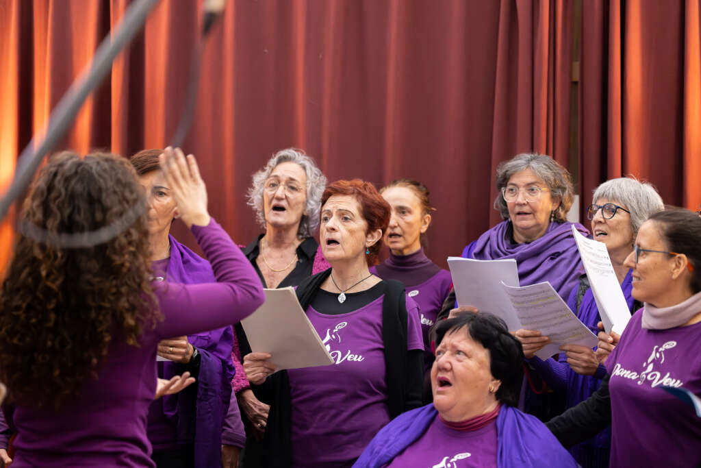 Distintas fotos tomadas la grabación de la banda sonora para el documental de Pioneras en la Montaña, en el estudio Elefante en Valencia con la colaboración del coro valenciano "Dona Veu", dirigido por Elia Casanova.