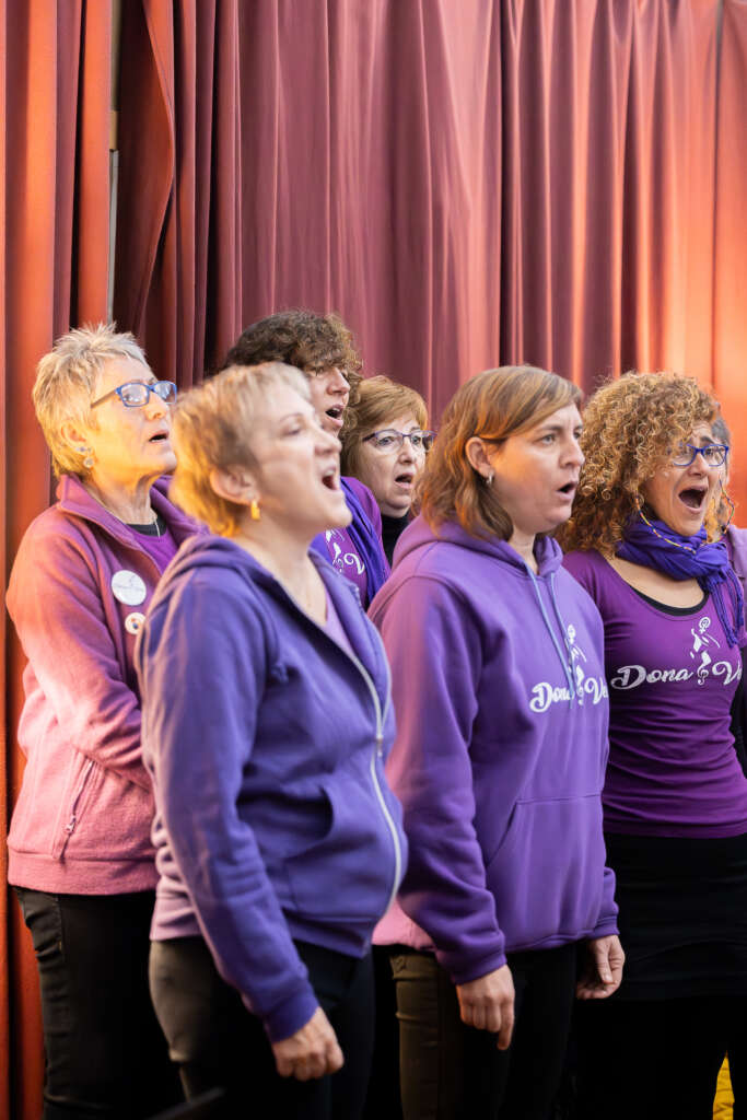 Distintas fotos tomadas la grabación de la banda sonora para el documental de Pioneras en la Montaña, en el estudio Elefante en Valencia con la colaboración del coro valenciano "Dona Veu", dirigido por Elia Casanova.