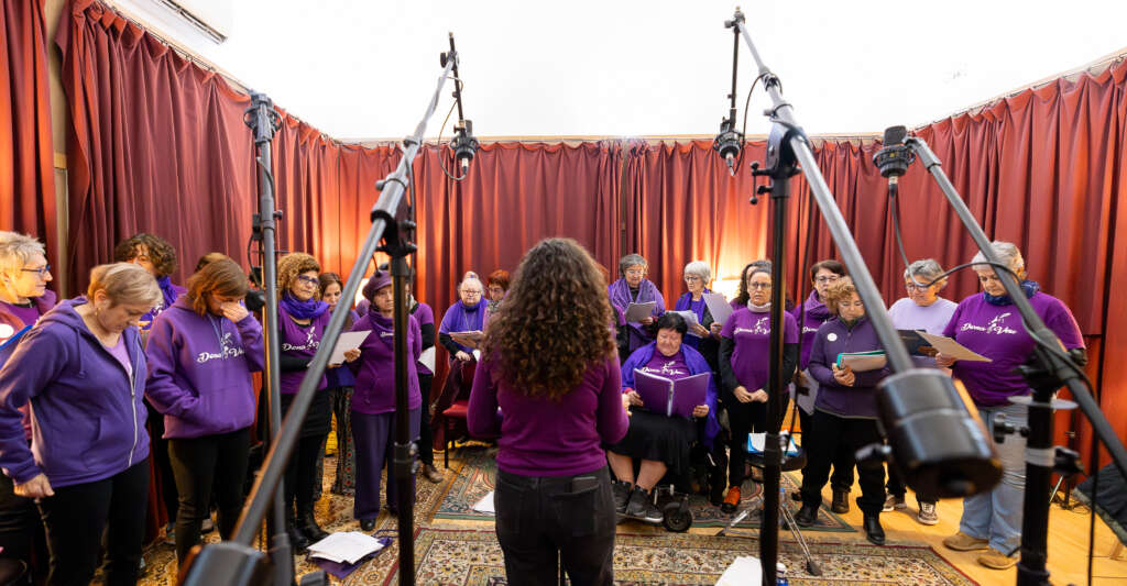 Distintas fotos tomadas la grabación de la banda sonora para el documental de Pioneras en la Montaña, en el estudio Elefante en Valencia con la colaboración del coro valenciano "Dona Veu", dirigido por Elia Casanova.