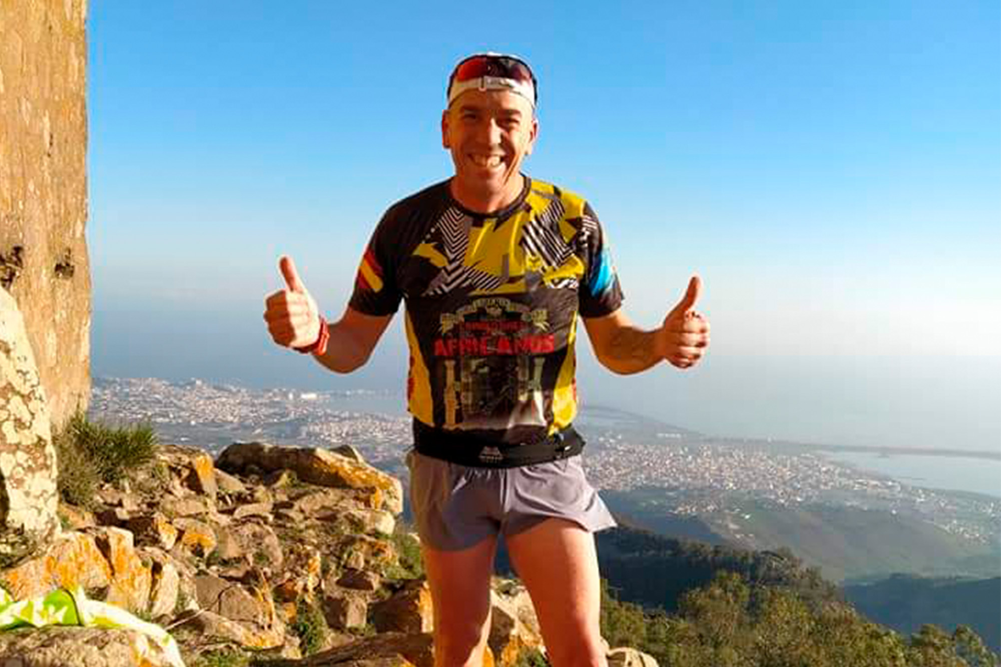 Esta foto esta tomada en la entrada de un fuerte que se construyó durante el protectorado de España en Marruecos, es el monte Gurugú, detrás se ve parte de la costa de Marruecos y algo de Melilla. Este monte es el que pisamos constantemente para entrenar y disfrutar de la montaña sencilla, para personas con discapacidades visuales o intelectuales.