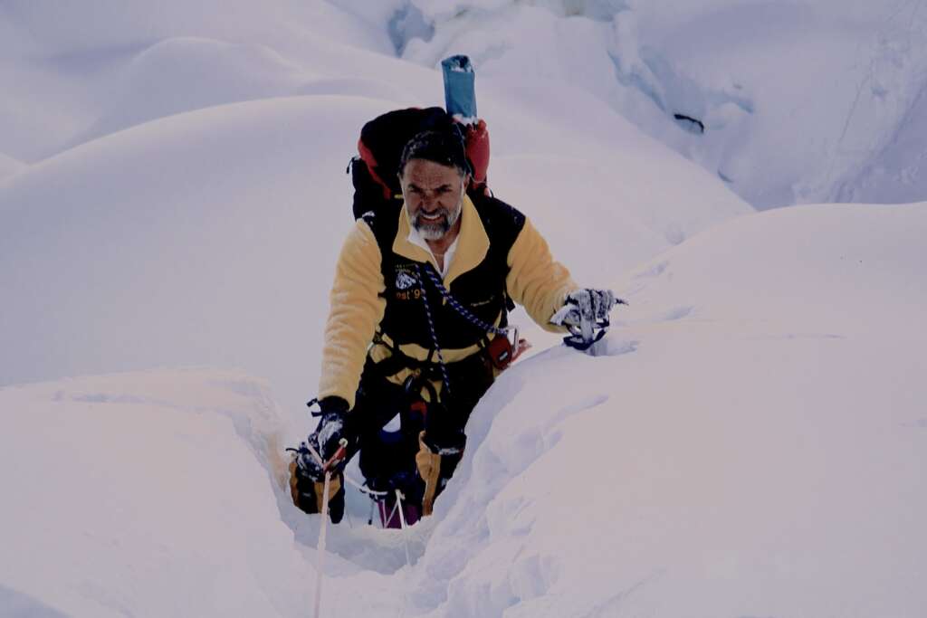 Isidoro aparece en primer plano hundido en la nieve, en La Ice Fall del Everest
en 1.999