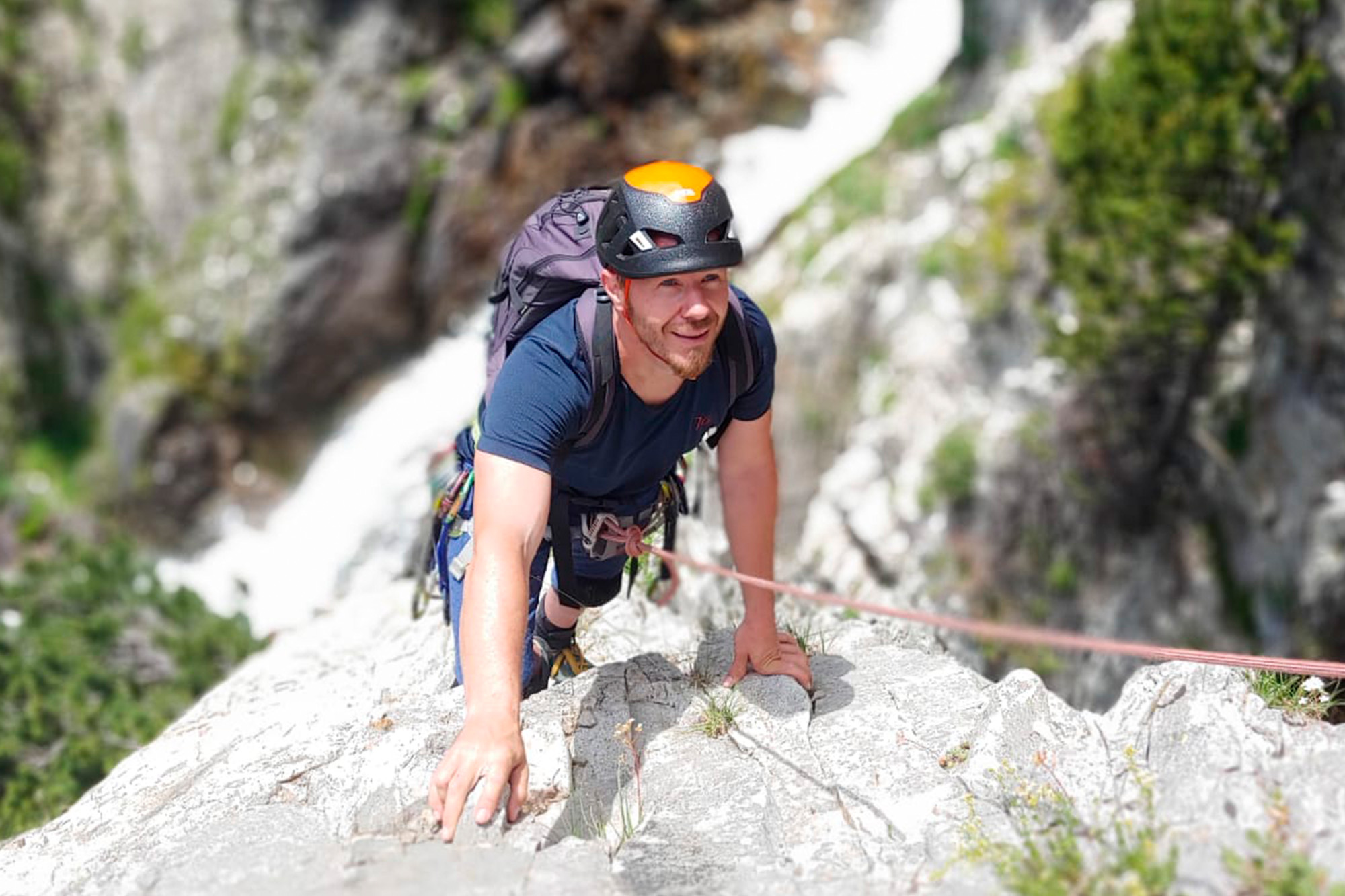 Escalando en Baños de Panticosa, en un largo a unos 120 metros del suelo en el barranco de Arnales, es el mes de julio. La vegetación luce un verde intenso que contrasta con el fondo del barranco lleno de agua y con el gris claro que presenta la roca. Es una escalada de varios largos, con buenos agarres y la adherencia de la roca con los pies de gato es buenísima.