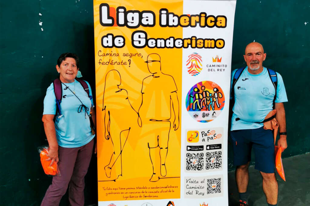 Imagen de Joaquín Bordonaba y Toñi Sesma, senderistas que encabezaron en 2023 el ranking de finalistas en sus categorías, junto al roll-up de la Liga Ibérica de Senderismo-Caminito del Rey, año 2023