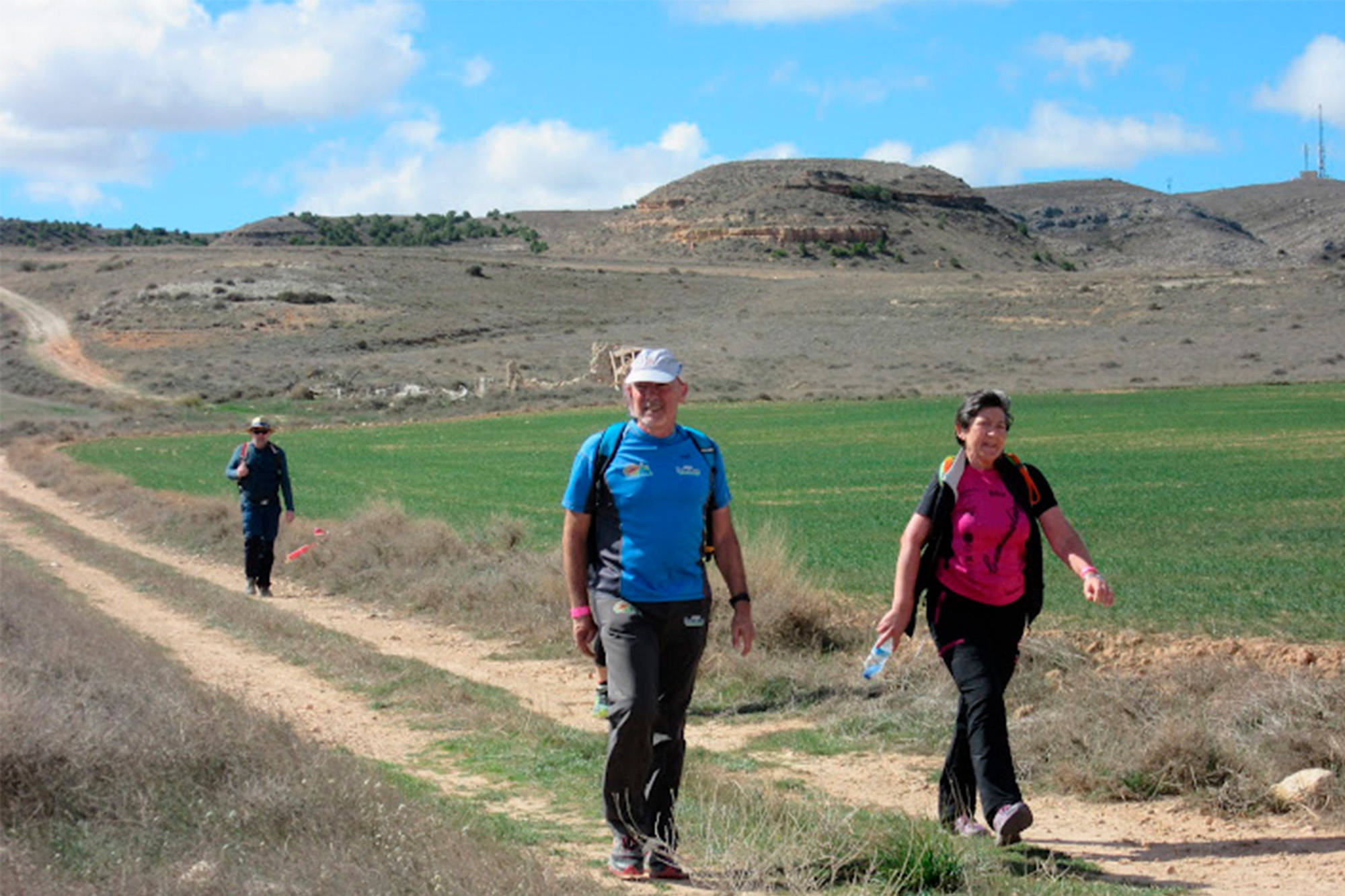 Imagen en color que presenta a Toñi Sesma y Joaquín Bordonaba, senderistas que encabezaron en 2023 el ranking de finalistas en sus categorías, haciendo senderismo.
