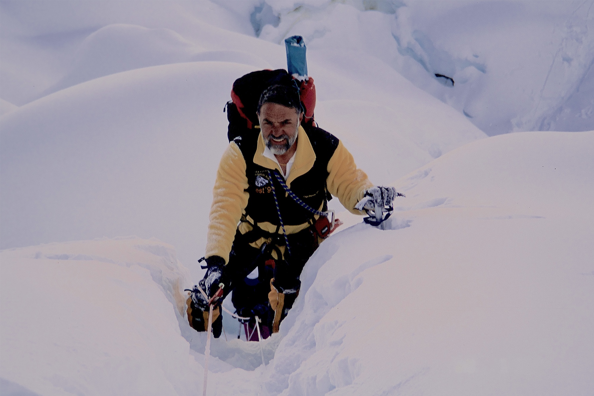Isidoro aparece en primer plano hundido en la nieve, en La Ice Fall del Everest en 1.999