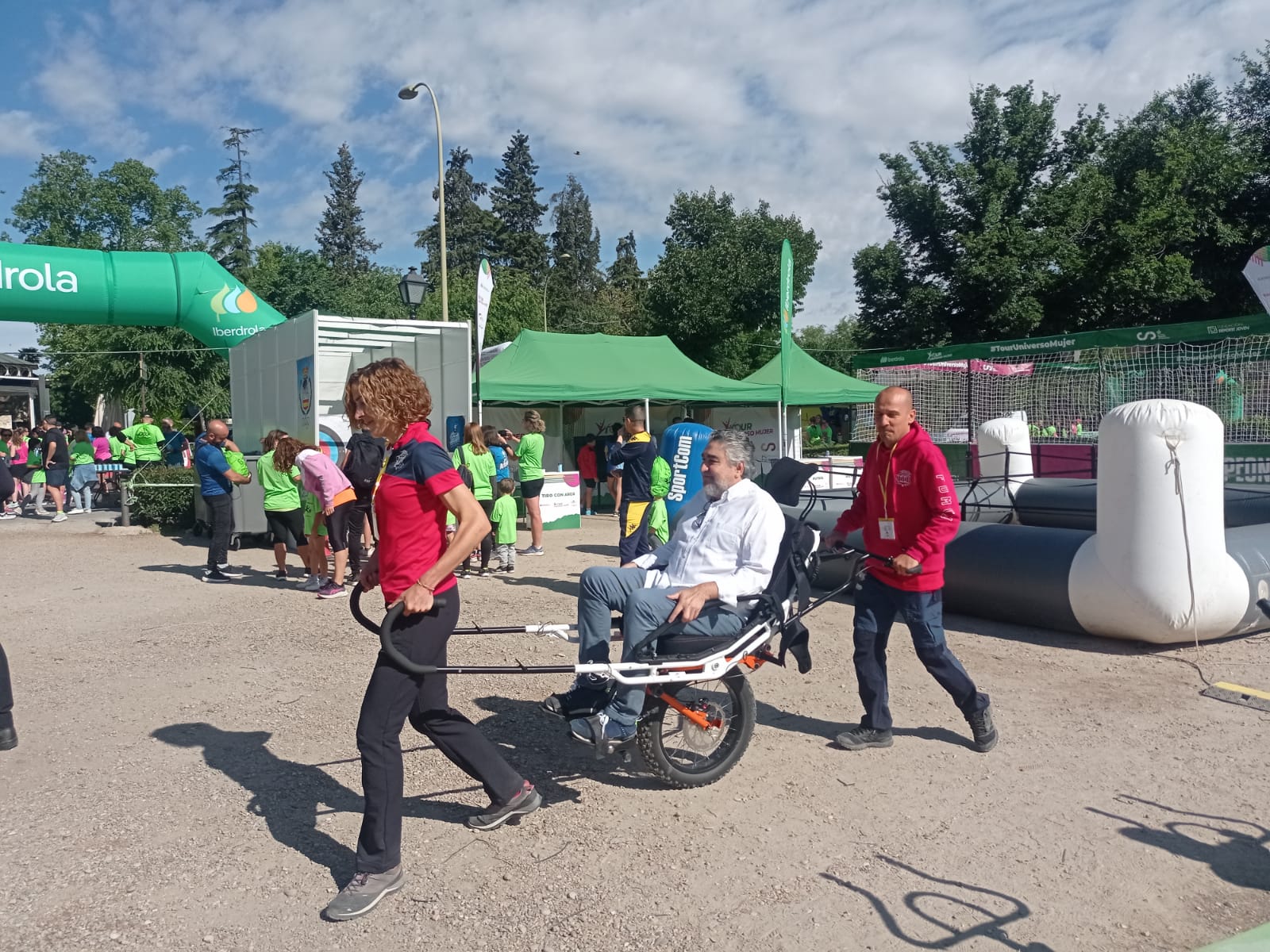 Recibimos en nuestro stand a D. José Manuel Rodríguez Uribes, Presidente del Consejo Superior de Deportes, donde además probó nuestra silla Joëlette