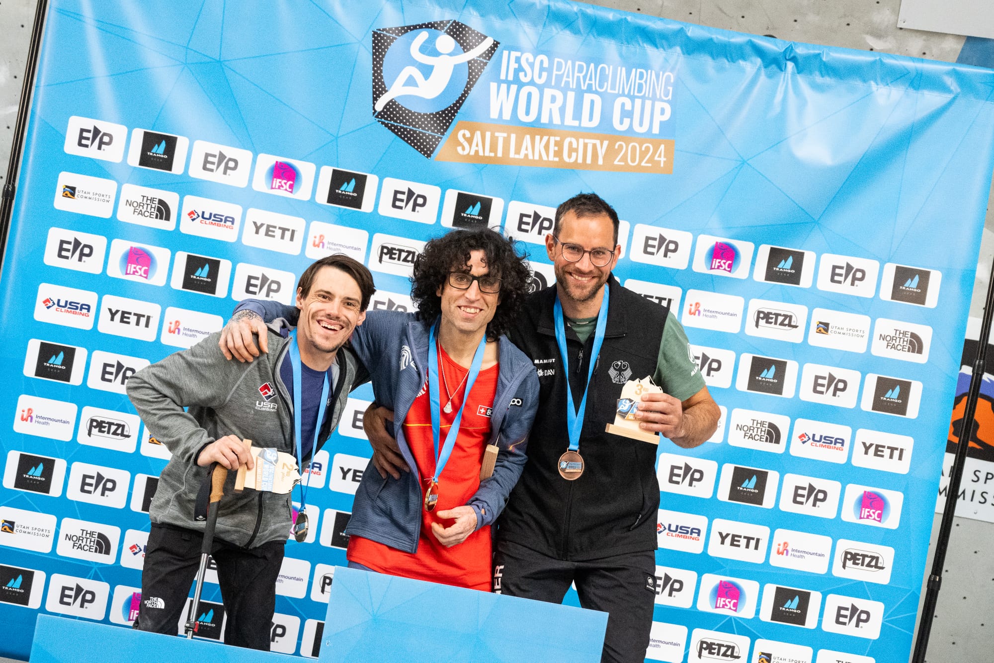 Podio de la modalidad RP2. En el centro con la medalla de oro aparece Iván muñoz, a su derecha Philipp Hrozek con el bronce y a su izquierda Benjamin Mayfoth con la medalla de plata