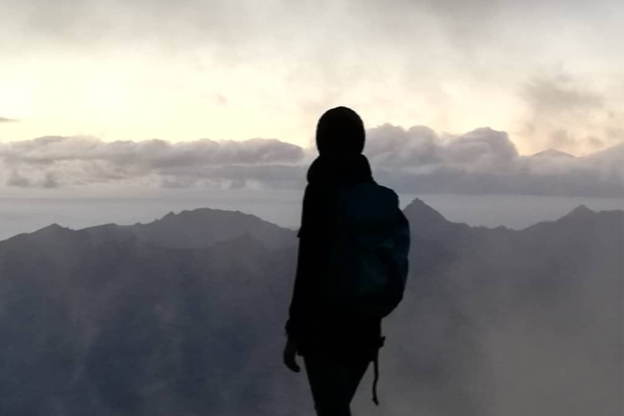Son las vistas del atardecer desde la Cumbre de Montaña Tauro, una ruta preciosa, tras atravesar el andén y el paso de Los Laderones, desde la cumbre se puede observar la costa suroeste de Gran Canaria, la cabecera del Barranco de Mogán,  la Montaña de Aslobas con su estructura piramidal y el Teide de fondo, montañas emblemáticas y con mucha historia de nuestras islas al alcance de un solo vistazo, y aunque ese día el cielo no estaba despejado del todo, pude disfrutar de uno de los mejores atardeceres que he visto. En la realización de esa ruta con unos amigos se encuentra una historia de superación muy bonita.