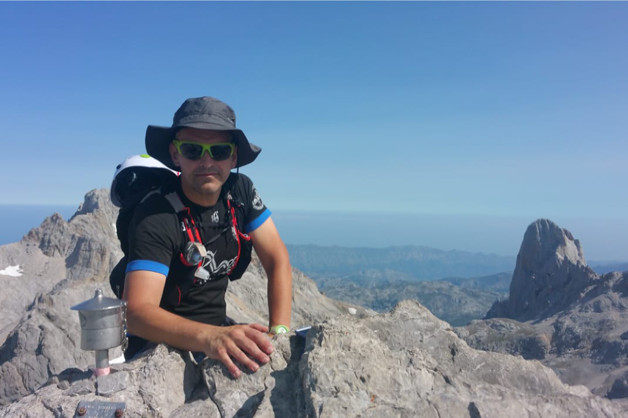 La foto corresponde a la cima del Pico Tesorero, en el macizo central de los Picos de Europa, con el fondo del Pico Urriellu.