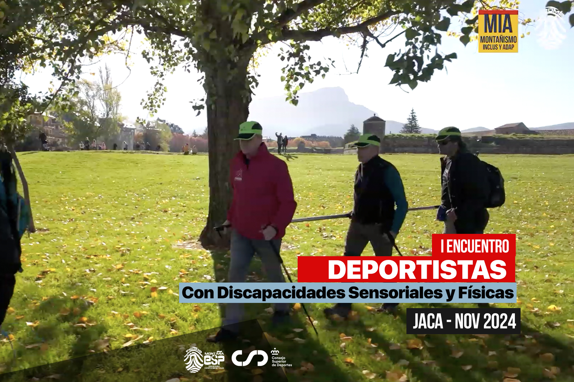 Fotografía de portada: Imagen con tres personas, practicando con el uso de la barra direccional, en la zona de la Ciudadela de Jaca.