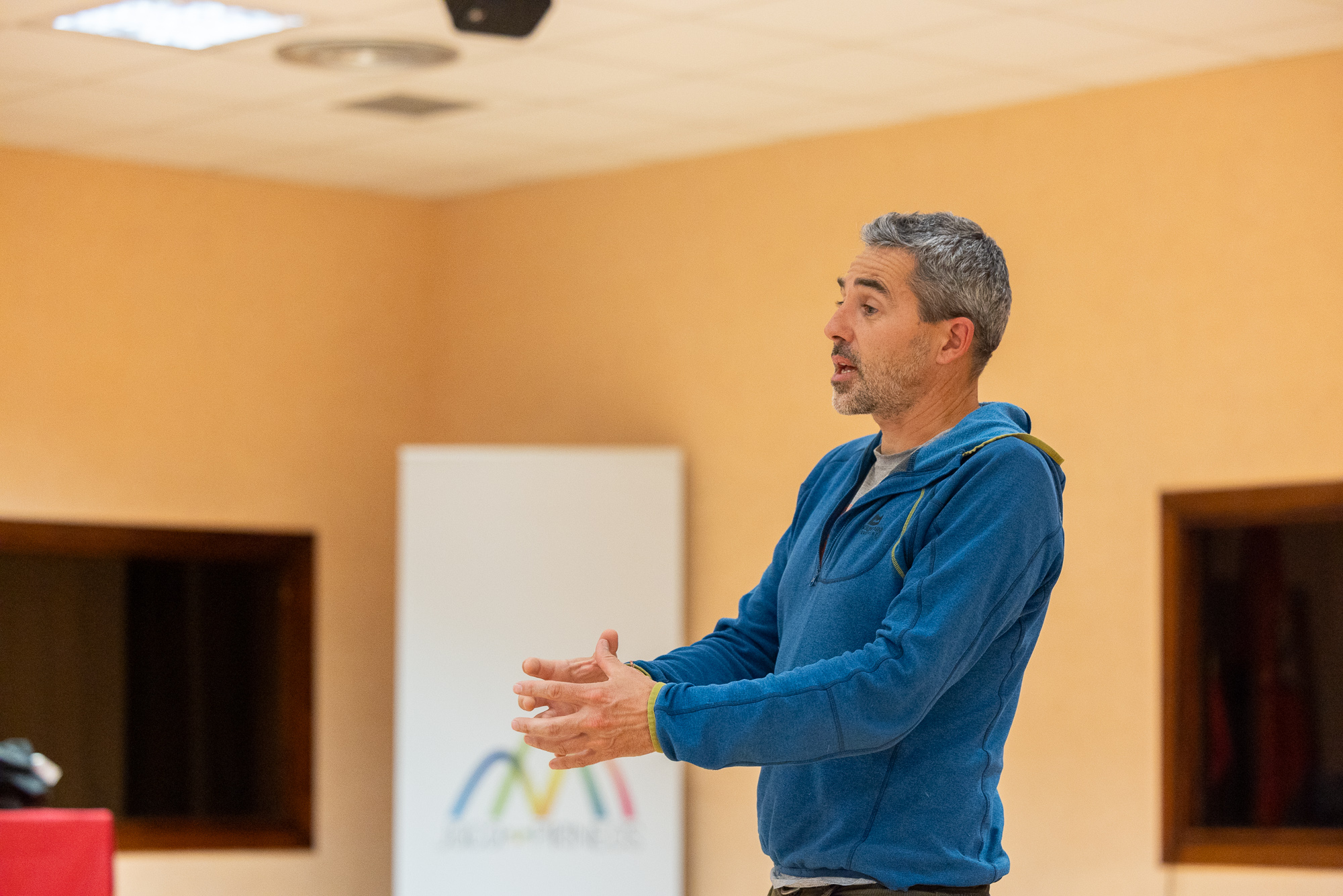 Foto 5: La fotografía muestra la intervención de Iñigo Ayllón, Vicepresidente Deportivo de la FEDME.