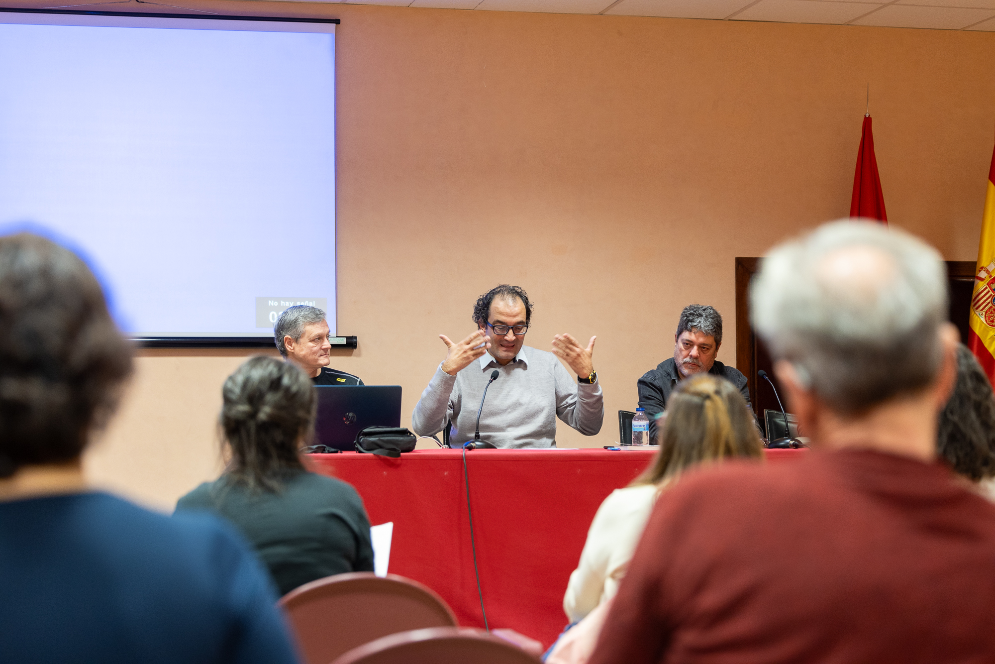 Foto 6: La fotografía muestra la intervención de Pablo López Ayuso (montañero sordo, miembro del Comité Técnico del Área MIA de la FEDME), que aceró al publico asistente al montañismo entre personas sordas, a través de las experiencias de inclusión en grupos de montañeros con diversas discapacidades.