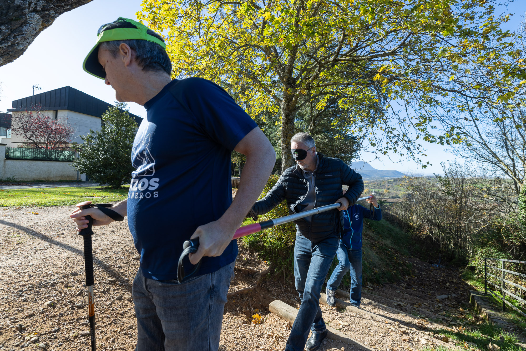 Foto 3: La fotografía muestra a tres personas practicando el uso de la barra direccional.