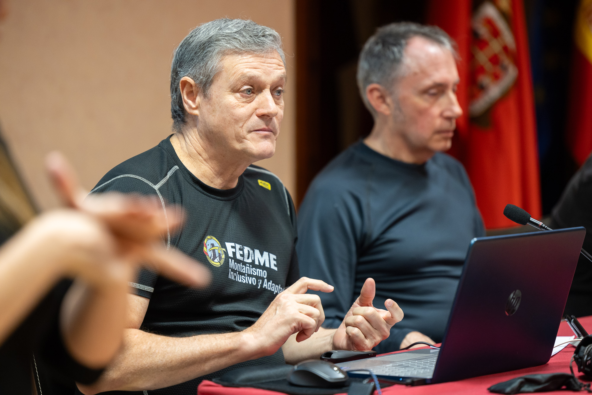 Foto 4: La fotografía muestra la intervención de Luis Velasco Aceitero, guía de Montañismo para Ciegos, presidente del club de montañismo inclusivo Los Corzos y miembro del Comité Técnico del Área MIA de la FEDME.