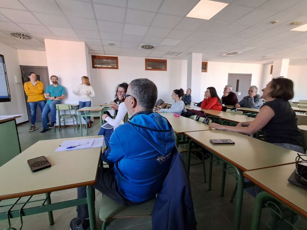 Foto 6: Grupo de participantes en el interior de un aula de la Facultad de Ciencias de la Actividad Física y del Deporte.
